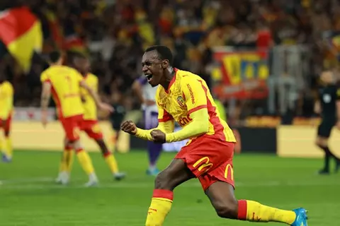 ريمونتادا بدأها سعود عبد الحميد.. لانس يهزم تولوز في الدوري الفرنسي